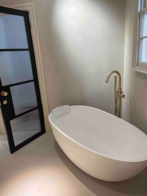 Luxury Georgian Apartment - 5 Minute Walk To Spa Bath Exterior foto